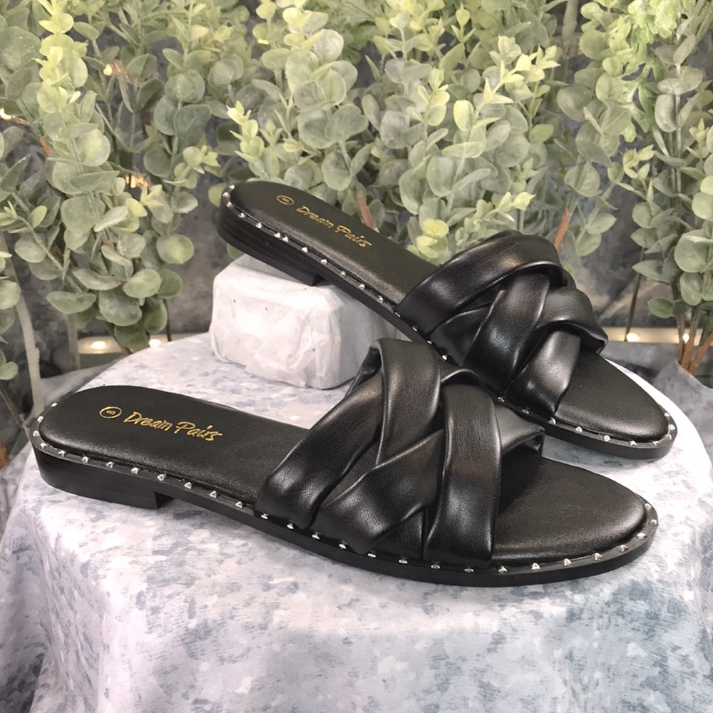 Dream Pairs Black Cross Band Silver Studded Flat Sandals Women’s 8M ☀️NWOT☀️